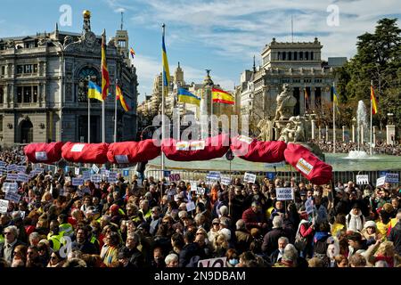 Cybele Square, Madrid, Spanien. 12. Februar 2023. Demonstration zugunsten der öffentlichen Gesundheit.Hunderte von Bürgern der Gemeinschaft Madrid demonstrieren gegen die Politik der gesundheitlichen Kürzungen ihrer Präsidentin Isabel Diaz Ayuso und zugunsten der öffentlichen Gesundheit. Kredit: EnriquePSans/Alamy Live News Stockfoto