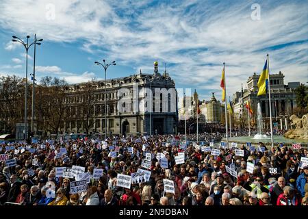 Cybele Square, Madrid, Spanien. 12. Februar 2023. Demonstration zugunsten der öffentlichen Gesundheit.Hunderte von Bürgern der Gemeinschaft Madrid demonstrieren gegen die Politik der gesundheitlichen Kürzungen ihrer Präsidentin Isabel Diaz Ayuso und zugunsten der öffentlichen Gesundheit. Kredit: EnriquePSans/Alamy Live News Stockfoto