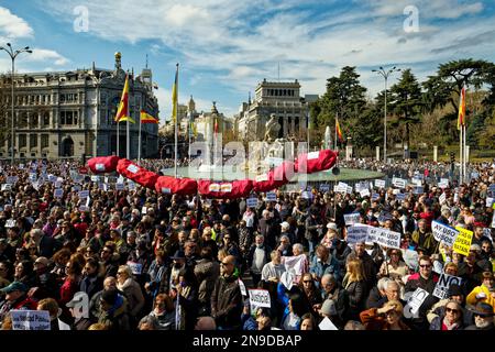 Cybele Square, Madrid, Spanien. 12. Februar 2023. Demonstration zugunsten der öffentlichen Gesundheit.Hunderte von Bürgern der Gemeinschaft Madrid demonstrieren gegen die Politik der gesundheitlichen Kürzungen ihrer Präsidentin Isabel Diaz Ayuso und zugunsten der öffentlichen Gesundheit. Kredit: EnriquePSans/Alamy Live News Stockfoto