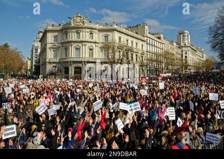 Cybele Square, Madrid, Spanien. 12. Februar 2023. Demonstration zugunsten der öffentlichen Gesundheit.Hunderte von Bürgern der Gemeinschaft Madrid demonstrieren gegen die Politik der gesundheitlichen Kürzungen ihrer Präsidentin Isabel Diaz Ayuso und zugunsten der öffentlichen Gesundheit. Kredit: EnriquePSans/Alamy Live News Stockfoto