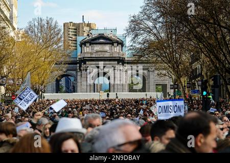 Cybele Square, Madrid, Spanien. 12. Februar 2023. Demonstration zugunsten der öffentlichen Gesundheit.Hunderte von Bürgern der Gemeinschaft Madrid demonstrieren gegen die Politik der gesundheitlichen Kürzungen ihrer Präsidentin Isabel Diaz Ayuso und zugunsten der öffentlichen Gesundheit. Kredit: EnriquePSans/Alamy Live News Stockfoto