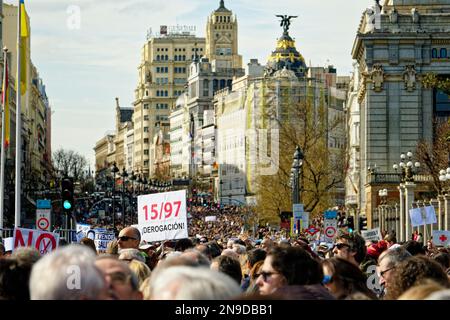 Cybele Square, Madrid, Spanien. 12. Februar 2023. Demonstration zugunsten der öffentlichen Gesundheit.Hunderte von Bürgern der Gemeinschaft Madrid demonstrieren gegen die Politik der gesundheitlichen Kürzungen ihrer Präsidentin Isabel Diaz Ayuso und zugunsten der öffentlichen Gesundheit. Kredit: EnriquePSans/Alamy Live News Stockfoto
