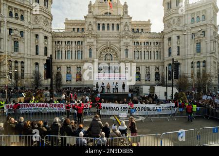 Cybele Square, Madrid, Spanien. 12. Februar 2023. Demonstration zugunsten der öffentlichen Gesundheit.Hunderte von Bürgern der Gemeinschaft Madrid demonstrieren gegen die Politik der gesundheitlichen Kürzungen ihrer Präsidentin Isabel Diaz Ayuso und zugunsten der öffentlichen Gesundheit. Kredit: EnriquePSans/Alamy Live News Stockfoto