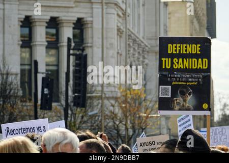 Cybele Square, Madrid, Spanien. 12. Februar 2023. Demonstration zugunsten der öffentlichen Gesundheit.Hunderte von Bürgern der Gemeinschaft Madrid demonstrieren gegen die Politik der gesundheitlichen Kürzungen ihrer Präsidentin Isabel Diaz Ayuso und zugunsten der öffentlichen Gesundheit. Kredit: EnriquePSans/Alamy Live News Stockfoto