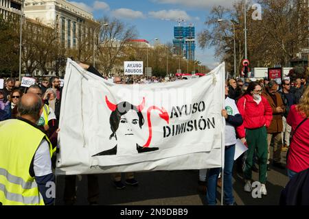 Cybele Square, Madrid, Spanien. 12. Februar 2023. Demonstration zugunsten der öffentlichen Gesundheit.Hunderte von Bürgern der Gemeinschaft Madrid demonstrieren gegen die Politik der gesundheitlichen Kürzungen ihrer Präsidentin Isabel Diaz Ayuso und zugunsten der öffentlichen Gesundheit. Kredit: EnriquePSans/Alamy Live News Stockfoto