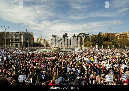 Cybele Square, Madrid, Spanien. 12. Februar 2023. Demonstration zugunsten der öffentlichen Gesundheit.Hunderte von Bürgern der Gemeinschaft Madrid demonstrieren gegen die Politik der gesundheitlichen Kürzungen ihrer Präsidentin Isabel Diaz Ayuso und zugunsten der öffentlichen Gesundheit. Kredit: EnriquePSans/Alamy Live News Stockfoto