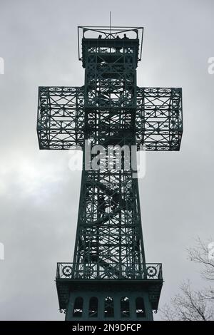 12. Februar 2023, Sachsen-Anhalt, Stolberg: Blick auf die Josephskreuz am Auerberg. Nach einer zweijährigen Pause aufgrund der Pandemie fand erneut das Winterfestival statt. Zahlreiche unterhaltsame Spiele, eine gute Aussicht von der Aussichtsplattform und musikalische Unterhaltung werden den Besuchern angeboten. Das bekannte Bauwerk ist ein beliebtes Ziel für Wanderungen und Ausflüge, es ragt über den Wald, ist aus der Ferne sichtbar und dient als Aussichtsturm. Foto: Matthias Bein/dpa/zB Stockfoto