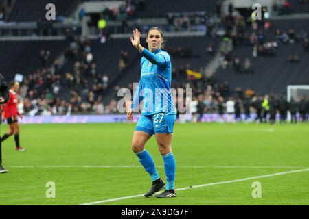 Tottenham Hotspur Stadium, London, Großbritannien. 12. Februar 2023. Damen Super League, Tottenham Hotspur gegen Manchester United; Torhüterin Mary Earps von Manchester United dankt den Fans Guthaben: Action Plus Sports/Alamy Live News Stockfoto