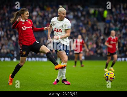 London, Großbritannien. 12. Februar 2023. London, England, Februar 12. 2023: Bethany England (19 Tottenham) passt den Ball beim Barclays FA Women's Super League-Fußballspiel zwischen Tottenham Hotspur und Manchester United im Tottenham Hotspur Stadium in London, England. (James Whitehead/SPP) Kredit: SPP Sport Press Photo. Alamy Live News Stockfoto