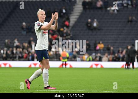 London, Großbritannien. 12. Februar 2023. Bethany England (19) von Tottenham dankte den Fans nach einem Fußballspiel zwischen Tottenham Hotspur Women und Manchester United Women für ein versetztes Spiel des ersten Spieltags der 2022 - 2023 Saison der Barclays Women's Super League am Sonntag, den 12. Februar 2023 in London , ENGLAND . FOTO SPORTPIX | David Catry Kredit: David Catry/Alamy Live News Stockfoto