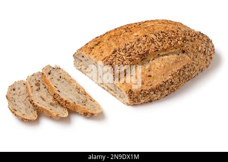 Frischer Laib und Scheiben von Landbrot Pain de Campagne und Samen werden auf weißem Hintergrund isoliert Stockfoto