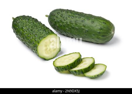 Ganze und geschnittene frische gesunde Snack Gurke, Marketmore, Nahaufnahme isoliert auf weißem Hintergrund Stockfoto