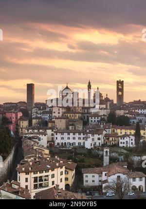 Der Blick von oben auf die Gebäude in Bergamo Alta während des wunderschönen Sonnenuntergangs, Lombardei Italien. Stockfoto