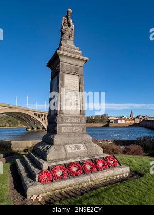 Das war Memorial und die Berwick Bridge über den Fluss Tweed zur Grenzstadt Berwick-upon-Tweed, Northumberland im Nordosten Englands. Stockfoto