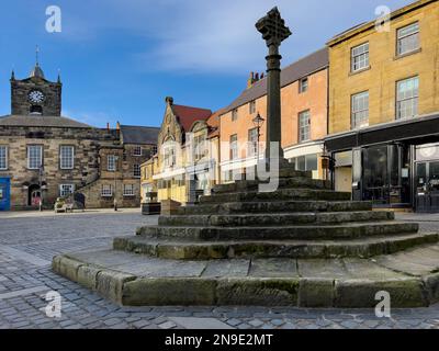 Der wichtigste Marktplatz in der Stadt Alnwick in Northumberland im Nordosten Englands. Stockfoto