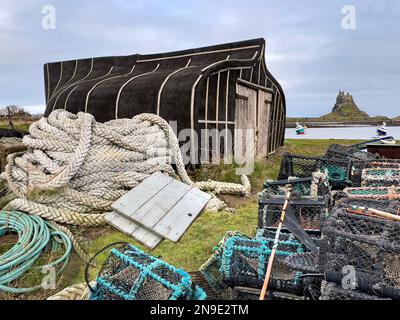 Ein altes Bootshaus, Seile und Hummertöpfe in der Nähe von Lindisfarne auf Holy Island in Northumberland im Nordosten Englands. Stockfoto