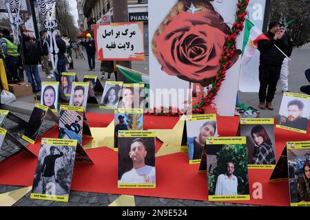 Paris, Ile de France, FRANKREICH. 12. Februar 2023. Fotos von Iranern, die im Iran getötet wurden, sind während einer Kundgebung in Paris ausgestellt. Tausende von Menschen versammeln sich auf dem Place Denfert-Rochereau in Paris, um den Aufstand im Iran und die Zukunft einer demokratischen republik zu unterstützen. Die zivilen Unruhen gegen das islamische Regime im Iran begannen nach dem Tod von Mahsa Amini, der unter verdächtigen Umständen im Krankenhaus starb, nachdem er im September 2022 wegen unrechtmäßigen Tragens des Hidschab-Kopftuchs im Iran verhaftet worden war. Kredit: ZUMA Press, Inc./Alamy Live News Stockfoto