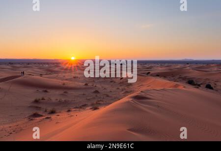 Die goldenen Sanddünen von Erg Chebbi bei Merzouga in Marokko, Sahara, Afrika Stockfoto