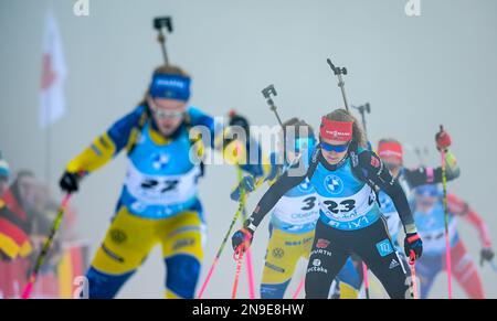Oberhof, Deutschland. 12. Februar 2023. Biathlon: Weltmeisterschaft, Verfolgungsjagd 10 km, Frauen. Janina Hettich-Walz (2. von links) aus Deutschland auf der Strecke. Kredit: Hendrik Schmidt/dpa/Alamy Live News Stockfoto