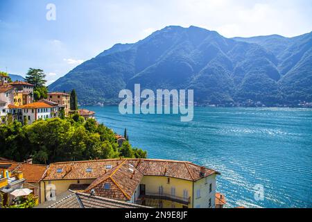 Blick aus der Vogelperspektive auf Nesso, ein malerisches und farbenfrohes Dorf am Ufer des Comer Sees, Italien Stockfoto