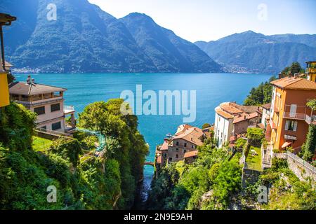 Blick aus der Vogelperspektive auf Nesso, ein malerisches und farbenfrohes Dorf am Ufer des Comer Sees, Italien Stockfoto