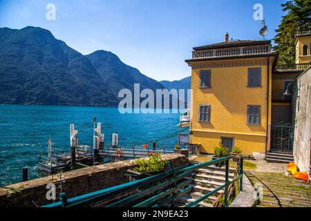 Blick aus der Vogelperspektive auf Nesso, ein malerisches und farbenfrohes Dorf am Ufer des Comer Sees, Italien Stockfoto