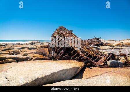 Das Wrack der Aristea liegt auf den Felsen an der Atlantikküste nahe Hondeklip Bay in Südafrika. Das Schiff lief 1945 auf Grund und korrodierte. Stockfoto