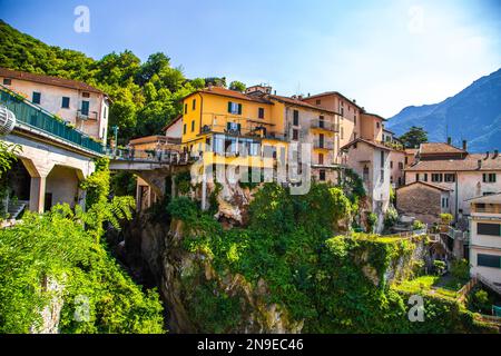 Blick aus der Vogelperspektive auf Nesso, ein malerisches und farbenfrohes Dorf am Ufer des Comer Sees, Italien Stockfoto