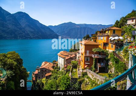 Blick aus der Vogelperspektive auf Nesso, ein malerisches und farbenfrohes Dorf am Ufer des Comer Sees, Italien Stockfoto