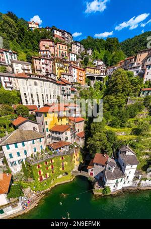 Blick aus der Vogelperspektive auf Nesso, ein malerisches und farbenfrohes Dorf am Ufer des Comer Sees, Italien Stockfoto