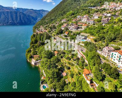 Blick aus der Vogelperspektive auf Nesso, ein malerisches und farbenfrohes Dorf am Ufer des Comer Sees, Italien Stockfoto