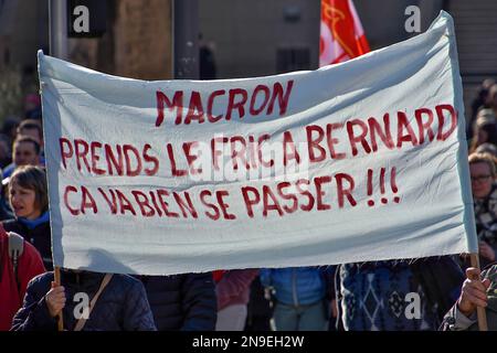 Marseille, Frankreich. 11. Februar 2023. Demonstranten halten während der Demonstration ein Banner. Auf Aufforderung mehrerer Gewerkschaften und anderer politischer Organisationen marschierten Tausende von Menschen auf den Straßen von Marseille und überall in Frankreich, um gegen die von der französischen Regierung gewünschte Rentenreform zu protestieren, die das Rentenalter von 62 auf 64 Jahre verschieben würde. (Foto: Gerard Bottino/SOPA Images/Sipa USA) Guthaben: SIPA USA/Alamy Live News Stockfoto