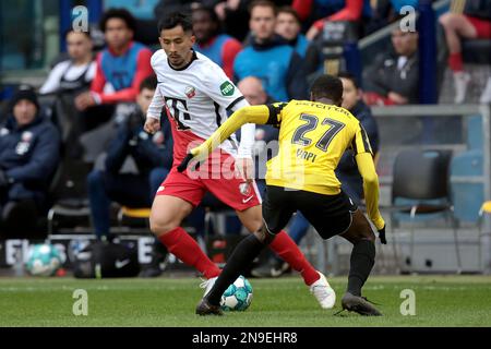 ARNHEM - (lr) Naoki Maeda vom FC Utrecht, Romarischer Yapi von Vitesse während des niederländischen Premier-League-Spiels zwischen Vitesse und FC Utrecht im Gelredome am 12. Februar 2023 in Arnhem, Niederlande. ANP JEROEN PUTMANS Credit: ANP/Alamy Live News Stockfoto