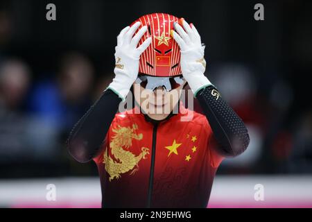 Dordrecht, Niederlande. 12. Februar 2023. Song Jiahua aus China reagiert vor dem Halbfinale der Männer 500m auf der ISU World Cup Short Track Speed Skating-Serie in Dordrecht, Niederlande, am 12. Februar 2023. Kredit: Zheng Huansong/Xinhua/Alamy Live News Stockfoto