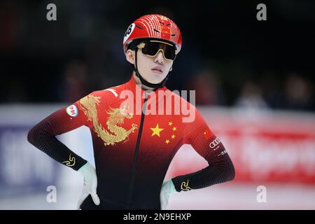 Dordrecht, Niederlande. 12. Februar 2023. Lin Xiaojun aus China reagiert vor dem Halbfinale der Männer 500m auf der ISU World Cup Short Track Speed Skating-Serie am 12. Februar 2023 in Dordrecht, Niederlande. Kredit: Zheng Huansong/Xinhua/Alamy Live News Stockfoto