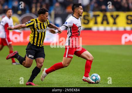 ARNHEM, NIEDERLANDE - FEBRUAR 12: Million Manhoef of Vitesse, Naoki Maeda of FC Utrecht während des niederländischen Eredivisie-Spiels zwischen Vitesse und FC Utrecht in Gelredome am 12. Februar 2023 in Arnhem, Niederlande (Foto: Ben Gal/Orange Pictures) Stockfoto