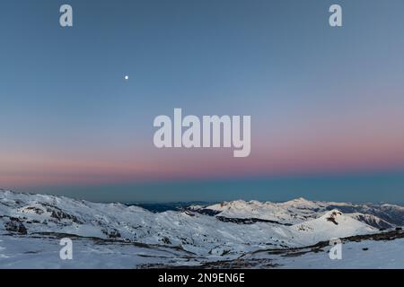 Pastellfarben in den frühen Morgenstunden im La-Pierre-Saint-Martin in den französischen Pyrenäen. Stockfoto