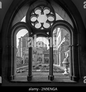 Trier, Deutschland - 7. November 2020: Malerische Säule und Garten im alten Kloster am Dom von Trier Stockfoto