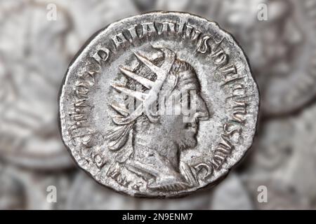 Alte römische Münze, die das Gesicht des Kaisers Trajan Decius Antoninianus zeigt Stockfoto