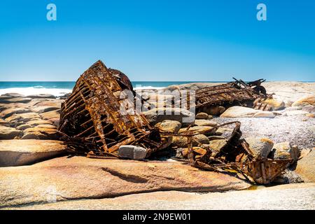 Das Wrack der Aristea liegt auf den Felsen an der Atlantikküste nahe Hondeklip Bay in Südafrika. Das Schiff lief 1945 auf Grund und korrodierte. Stockfoto