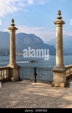 Dekorative Balustrade Säulen und Tore, die zur Bootsanlegestelle am Ufer des comer Sees am sonnigen Tag in bellagio führen Stockfoto