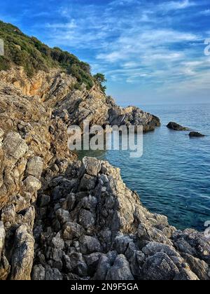 Die Klippen rund um die Adria unter dem blauen, wolkigen Himmel in Kroatien Stockfoto