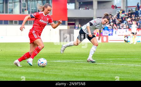 Klara Buhl (17 FC Bayern München) und Barbara Dunst (28 Frankfurt) in Aktion beim Flyeralarm Frauen-Bundesliga Match zwischen dem FC Bayern München - Ei Stockfoto