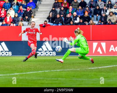 Lea Schüller (11 FC Bayern München) und Stina Johannes (1 Frankfurt) in Aktion beim Flyeralarm Frauen-Bundesliga Match zwischen dem FC Bayern München - Stockfoto