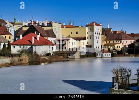 Jindrichuv hradec - kleine Vajgar und historische Gebäude im Winter Stockfoto