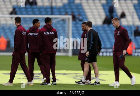 Etihad Stadium, Manchester, Großbritannien. 12. Februar 2023. Premier League Football, Manchester City gegen Aston Villa; Aston Villa Spieler inspizieren das Spielfeld vor dem Spiel Credit: Action Plus Sports/Alamy Live News Stockfoto