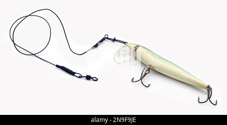 Angelköder mit Metalldraht über weißem Grund Stockfoto