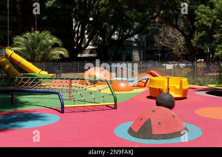 Spielplatz für Kinder mit moderner Schutz- und Sicherheitsbeschichtung. Hochwertiges Foto Stockfoto