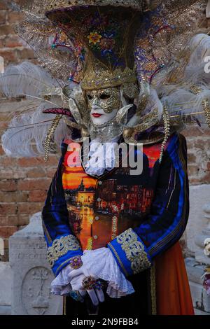 Venedig, Italien. 12. Februar 2023 Reveller tragen traditionelle Karnevalskostüme und -Masken, zusammen mit Touristen strömen nach Venedig, um den Karneval in Venedig zu besuchen. Kredit: Carolyn Jenkins/Alamy Live News Stockfoto