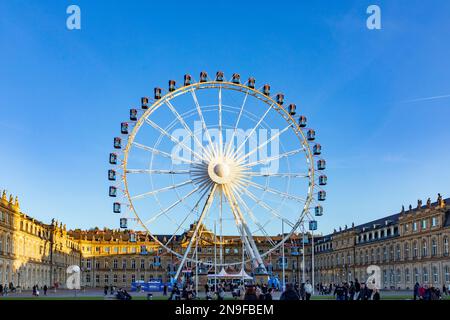 Stuttgart - 7. Januar 2023: Riesenrad in der Stadt Stuttgart vor dem neuen Schloss in Betrieb. Stockfoto